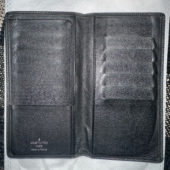 Authentic, LV Taiga 🖤 Leather Wallet - Picture 3 of 5